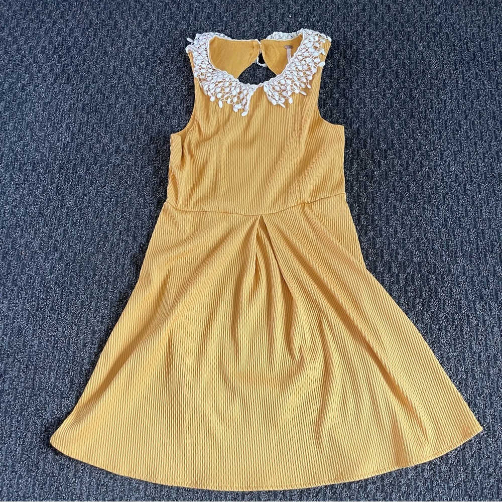 2000s Mustard Yellow Dress with White Lacey Collar